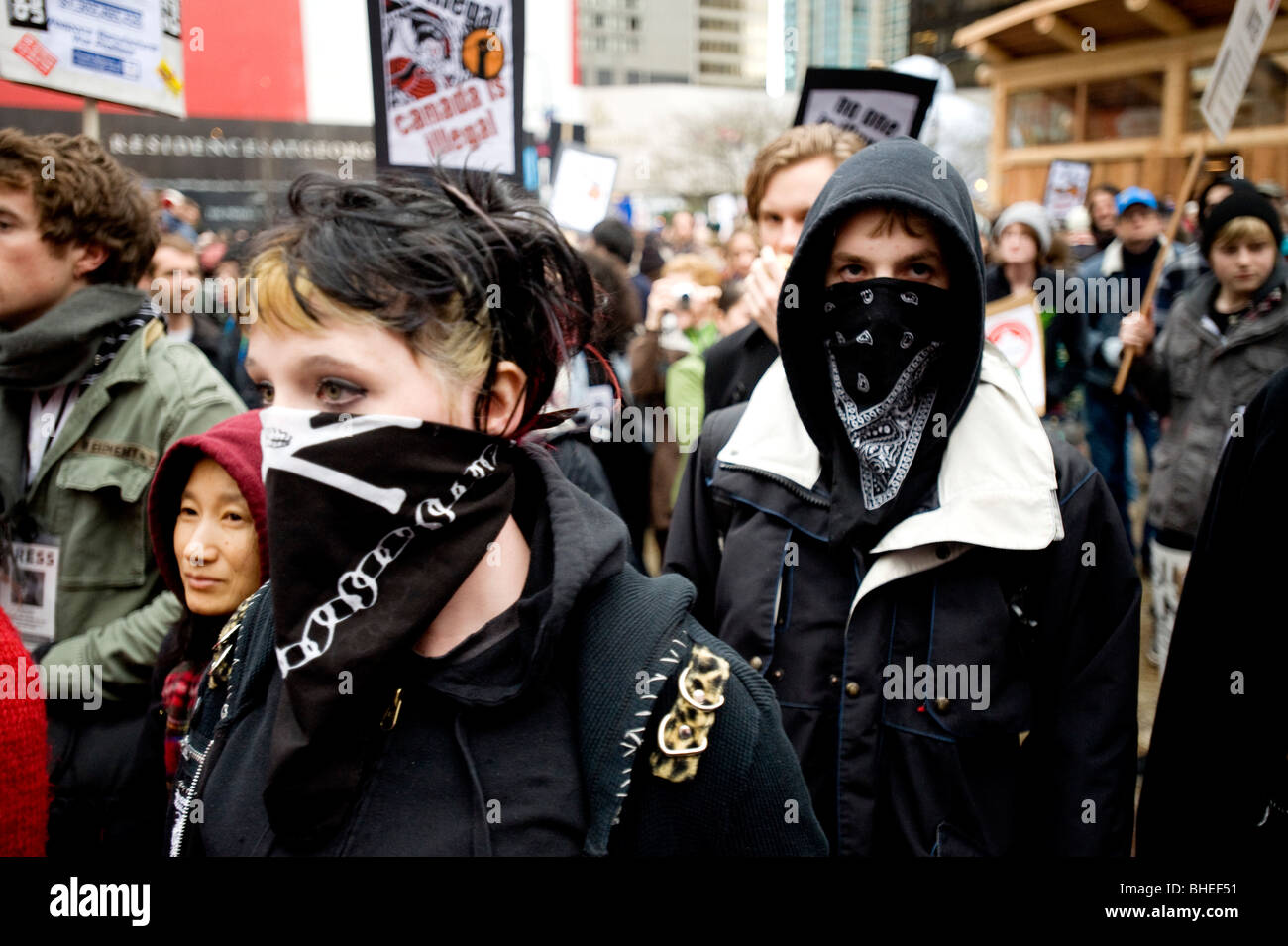 Anti masqués manifestants olympique le jour de l'ouverture des Jeux Olympiques de 2010 à Vancouver. Février 12th, 2010. Banque D'Images