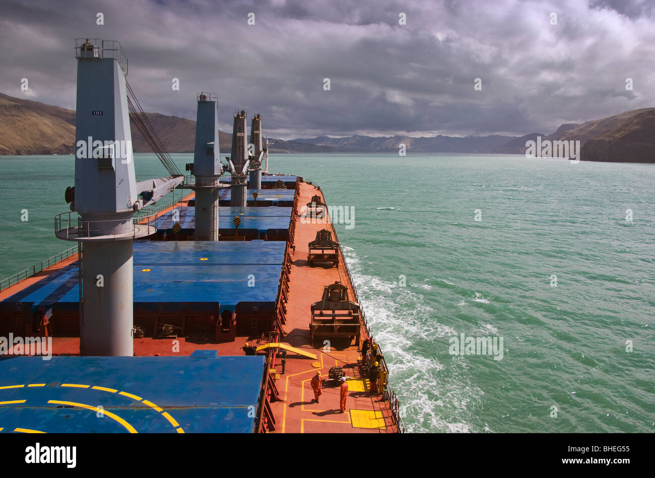 Un cargo entre dans le canal sur le chemin vers le port de Lyttelton, Nouvelle-Zélande. Banque D'Images