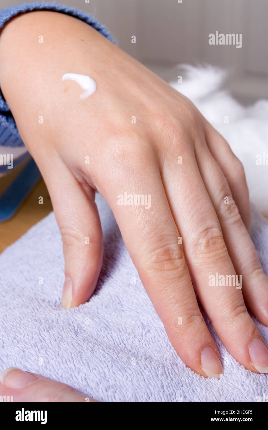 74 ans femme avec mains arthritiques recevant des soins de spa / manucure. Banque D'Images