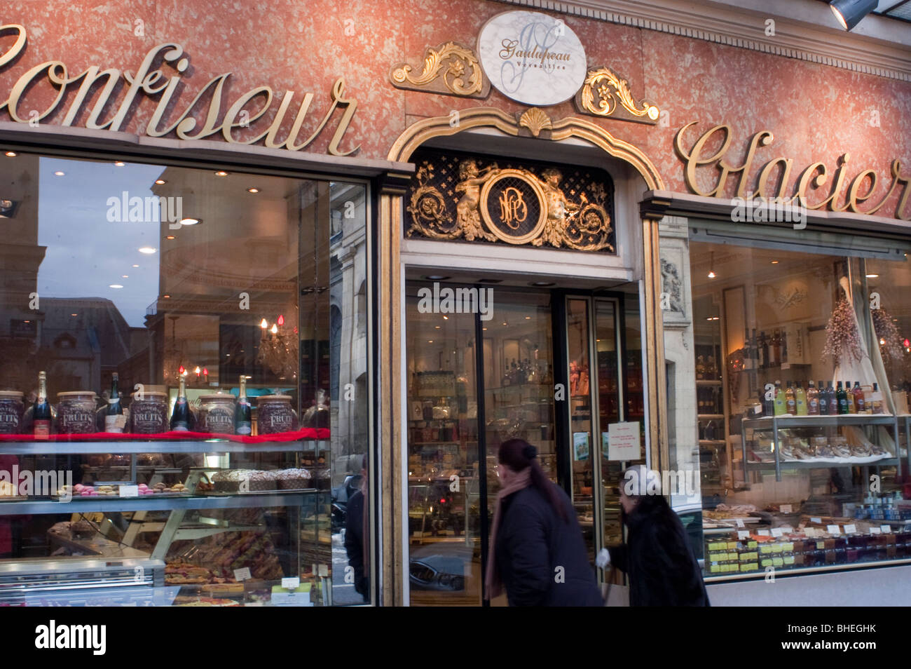 Ver-Sailles, France, femmes entrant dans la boulangerie française Vintage Shop Front, vitrine, pâtisseries, vitrine Paris vintage, boulangerie rétro Banque D'Images