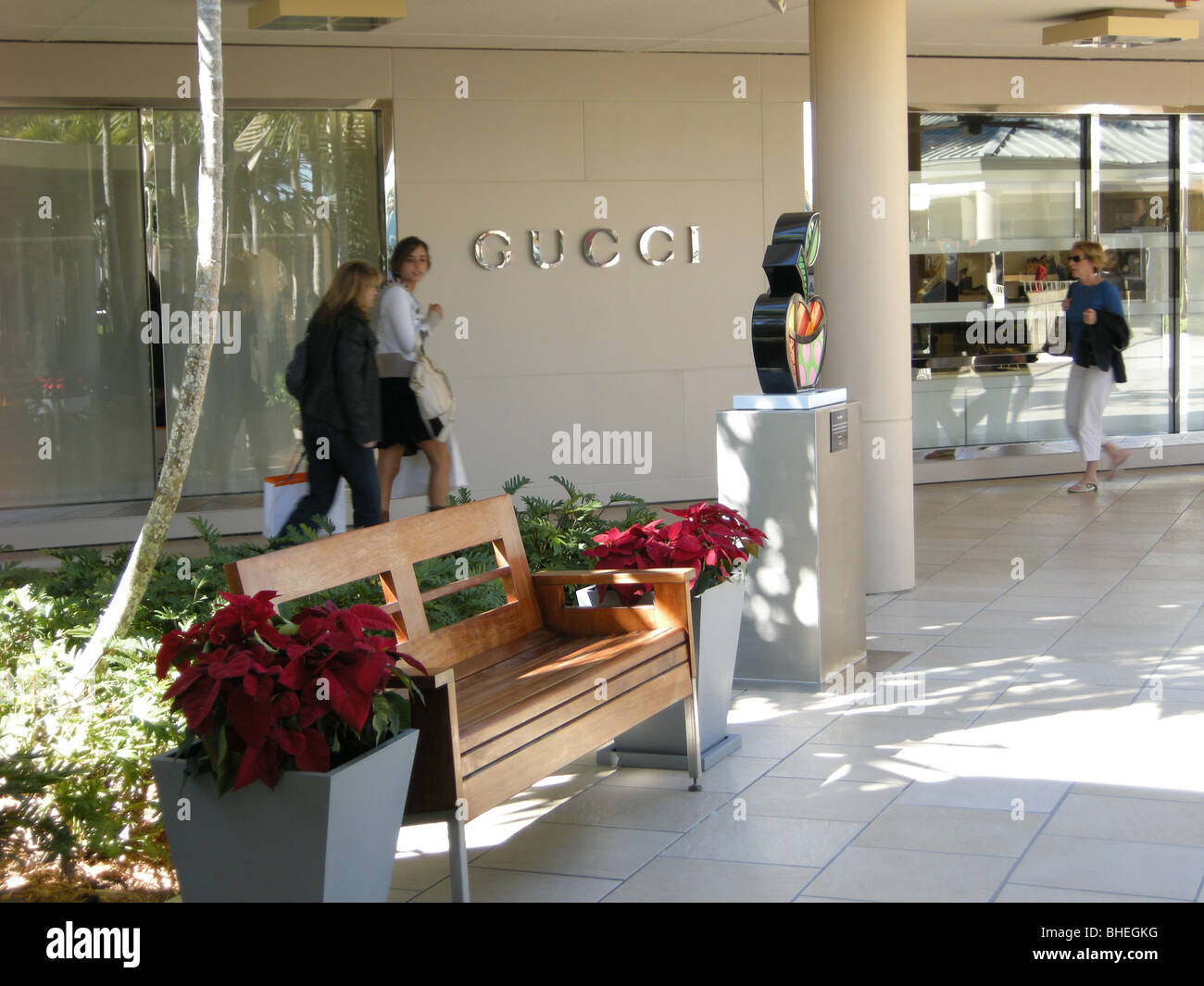 La dernière marche shoppers dame boutique Gucci à Waterside Shops USA Floride Naples Banque D'Images