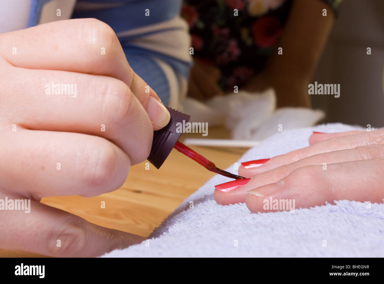 74 ans femme avec mains arthritiques recevant des soins de spa / manucure. Banque D'Images