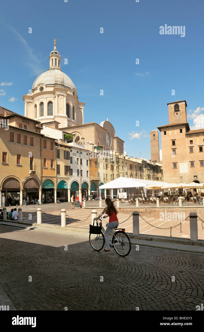 La Basilique de Sant'Andrea vu de la Piazza Concordia dans la ville médiévale de Mantoue, Lombardie, Italie. Banque D'Images