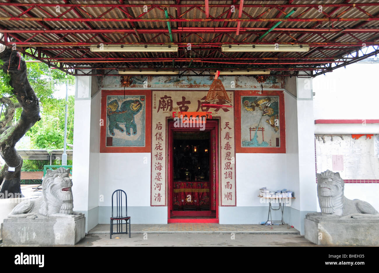 Les lions de pierre tapi à l'entrée du Temple de Tin Hau, Yung Shue Wan, Lamma Island, Hong Kong Banque D'Images