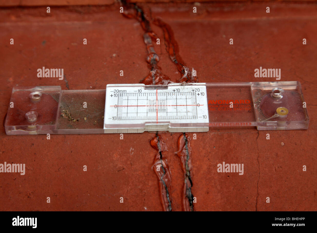 Un avongard crack moniteur sur la construction d'une 1 e année pierhead bâtiment classé de la baie de Cardiff Wales UK Banque D'Images