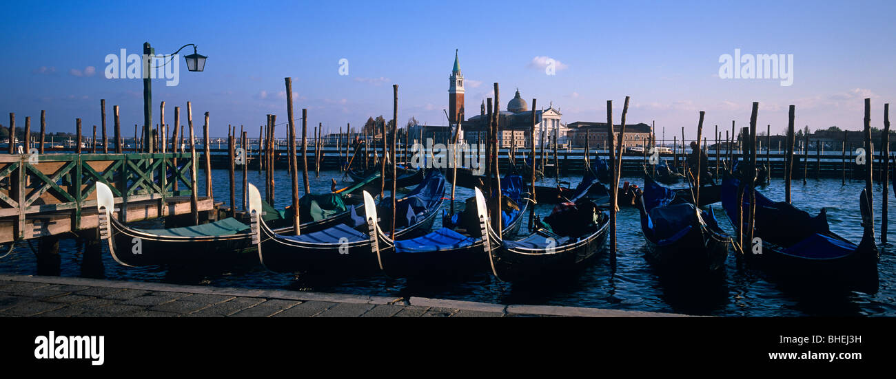 Gondoles sur lagon avec vue sur San Giorgio de la Piazza San Marco, Venise, Italie Banque D'Images