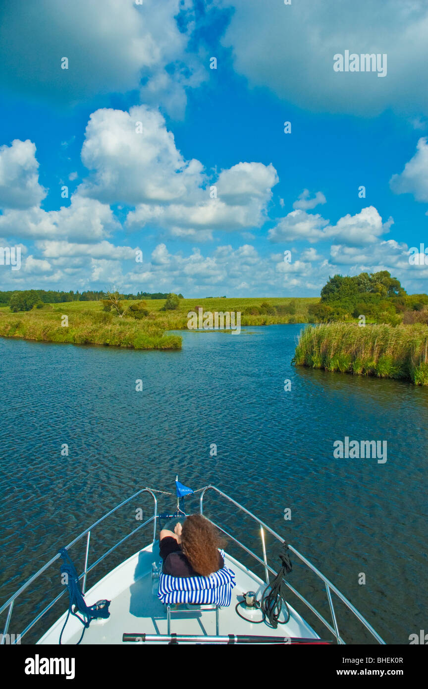 Fille sur la proue du yacht charter à fleuve Peene, près de Demmin, Mecklembourg-Poméranie-Occidentale, Allemagne, Europe | Peene, bei Demmin Banque D'Images