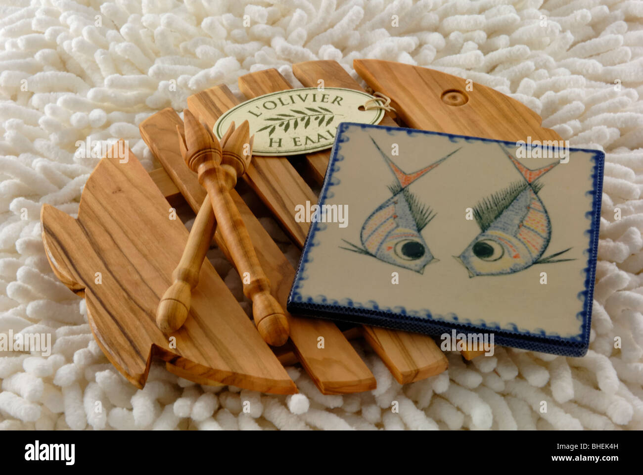 Un sous-plat en bois d'olive en bois, deux fourches et une tuile de céramique d'art de l'Oliver. Le L'Oliver, une galerie en céramique et la boutique est localiser Banque D'Images