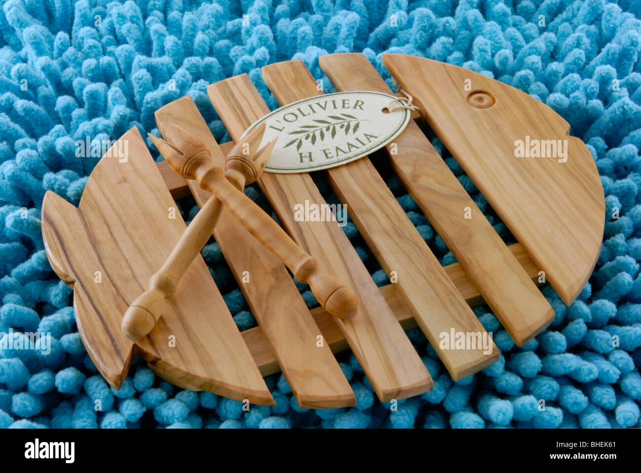 Un sous-plat en bois d'olive en bois et deux fourches de l'Oliver. Le L'Oliver, une galerie en céramique et la boutique est situé dans le petit .... Banque D'Images