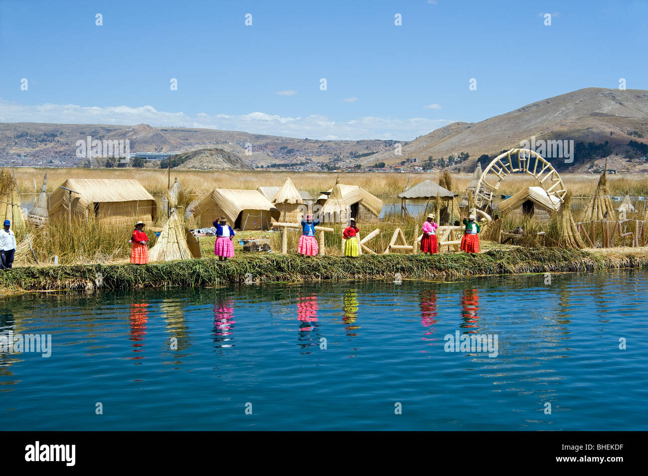 L'île Uros à échange de bateaux de touristes de passage, le Lac Titicaca, Pérou Banque D'Images