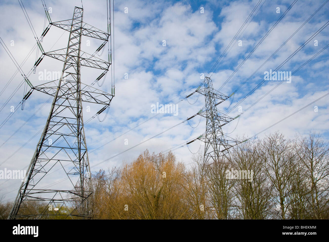 Lignes à haute tension, deux pylônes électriques contre le ciel bleu Banque D'Images