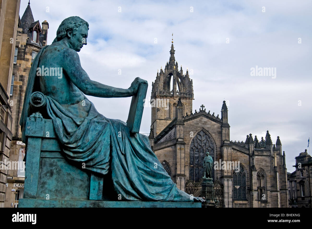 La statue de David Hume sur le Royal Mile avec la cathédrale St Giles au-delà de la région de Lothian en Écosse, Édimbourg 6076 SCO Banque D'Images