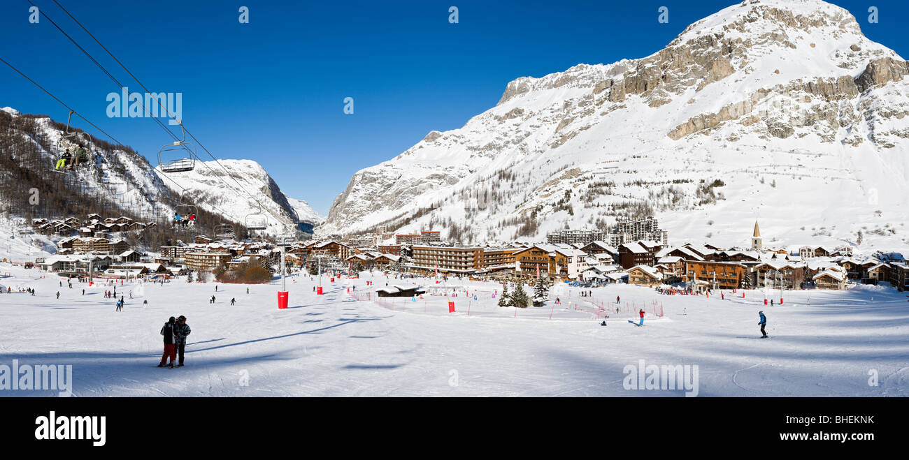 Vue panoramique sur le centre de la station de ski, Val d'Isère, espace killy, Tignes, Savoie, France Banque D'Images