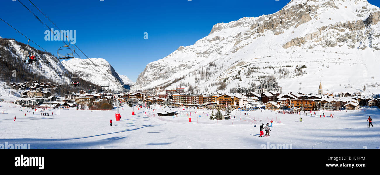 Vue panoramique sur le centre de la station de ski, Val d'Isère, espace killy, Tignes, Savoie, France Banque D'Images