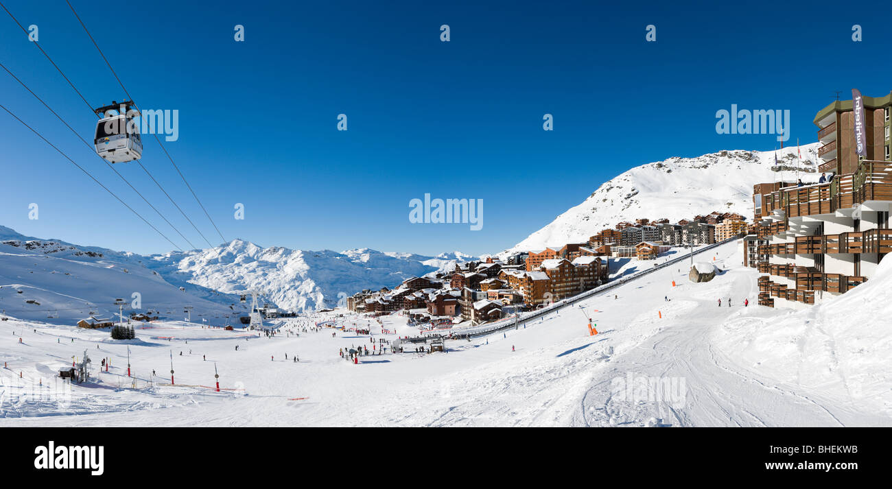 Vue panoramique sur les pistes dans le centre o la station de Val-Thorens, Trois Vallées, Tarentaise, Savoie, France Banque D'Images