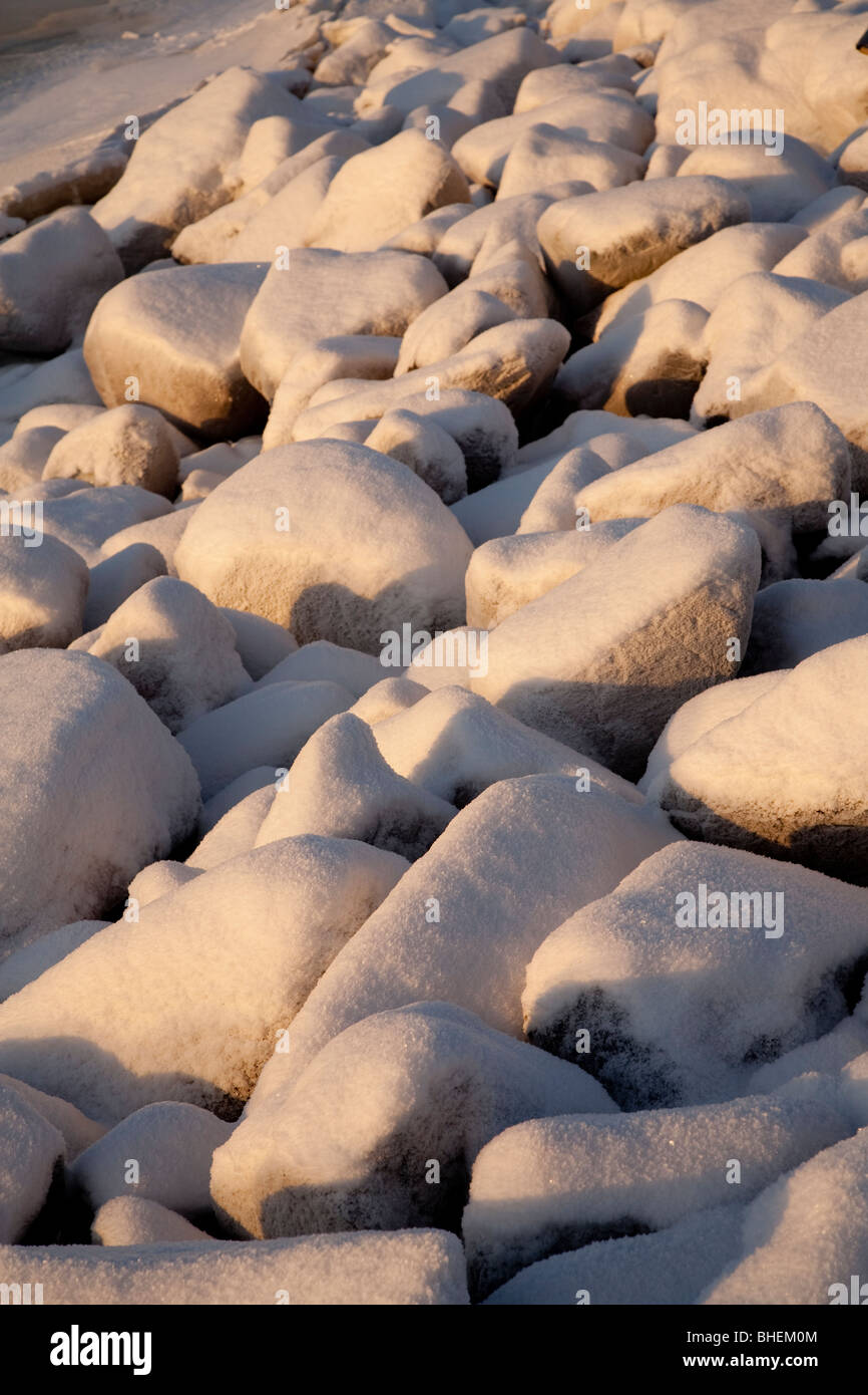 Des pierres couvertes de neige Banque D'Images
