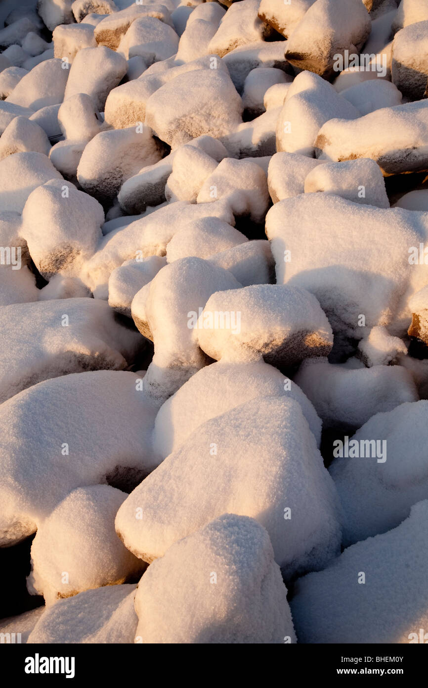 Des pierres couvertes de neige Banque D'Images