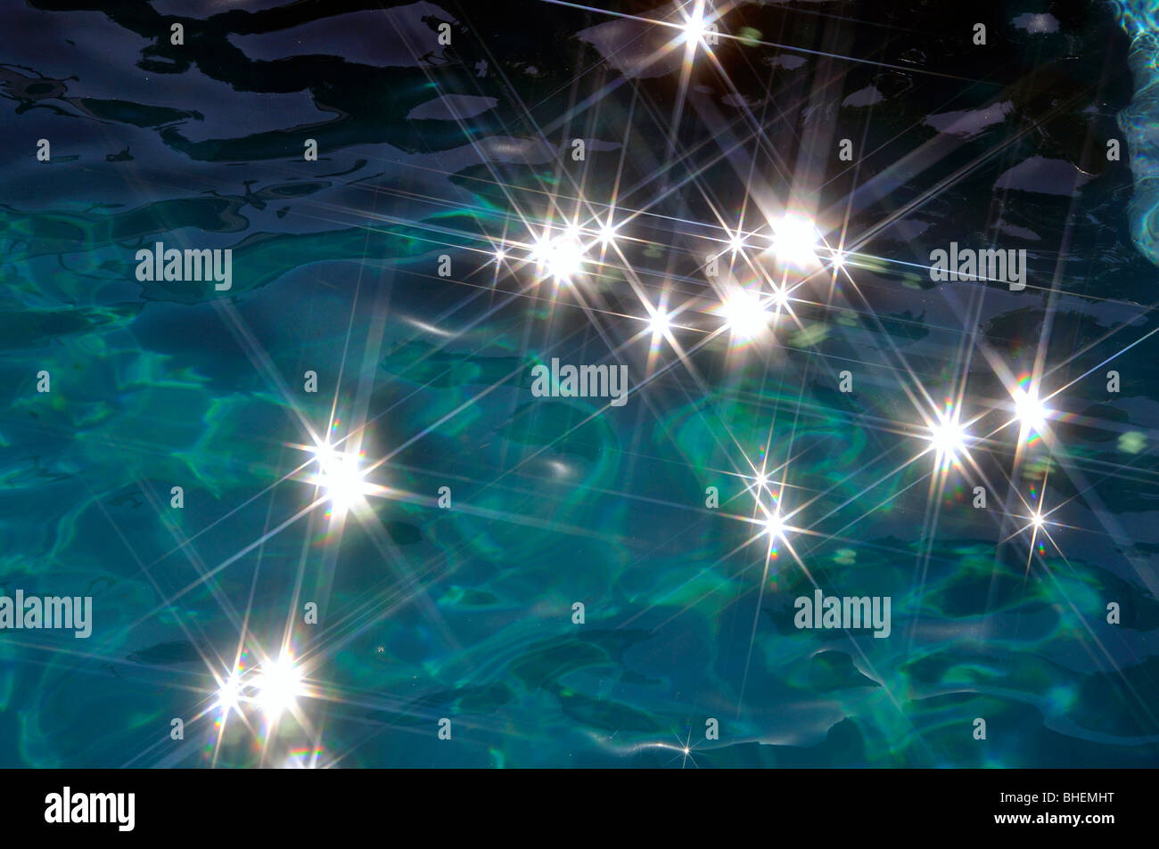 Résumé La réflexion de la lumière sur l'eau Banque D'Images Résumé La réflexion de la lumière sur l'eau Banque D'Images