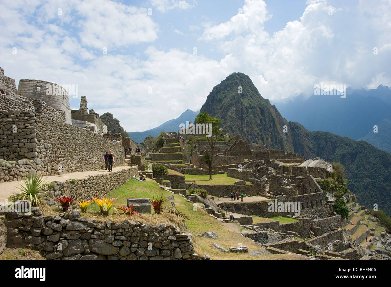 Chemins et bâtiments à Machu Picchu, au Pérou , montrant Huayna Picchu et terrasses Banque D'Images