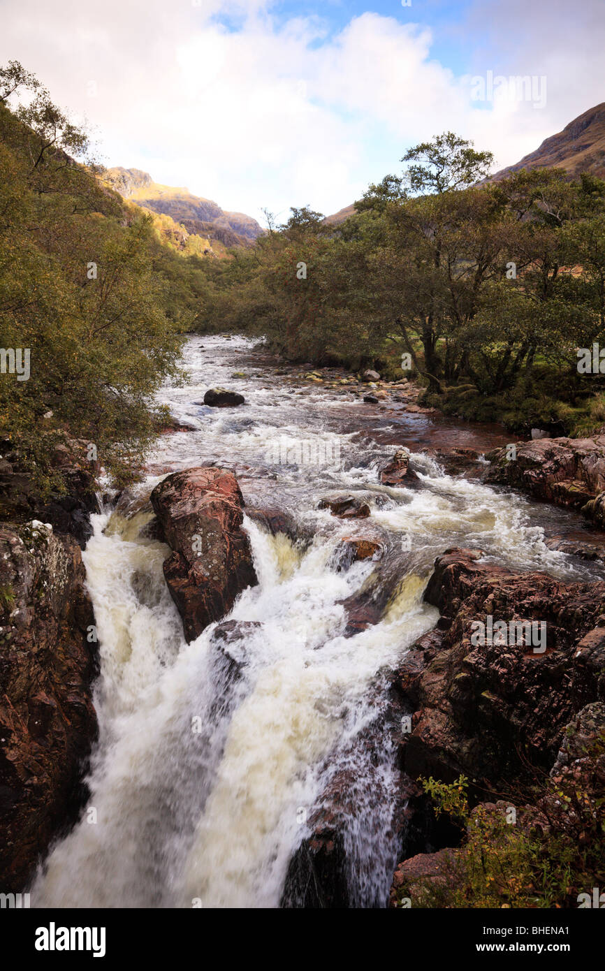 Rivière qui coule rapidement au-dessus des rochers dans les Highlands écossais Banque D'Images