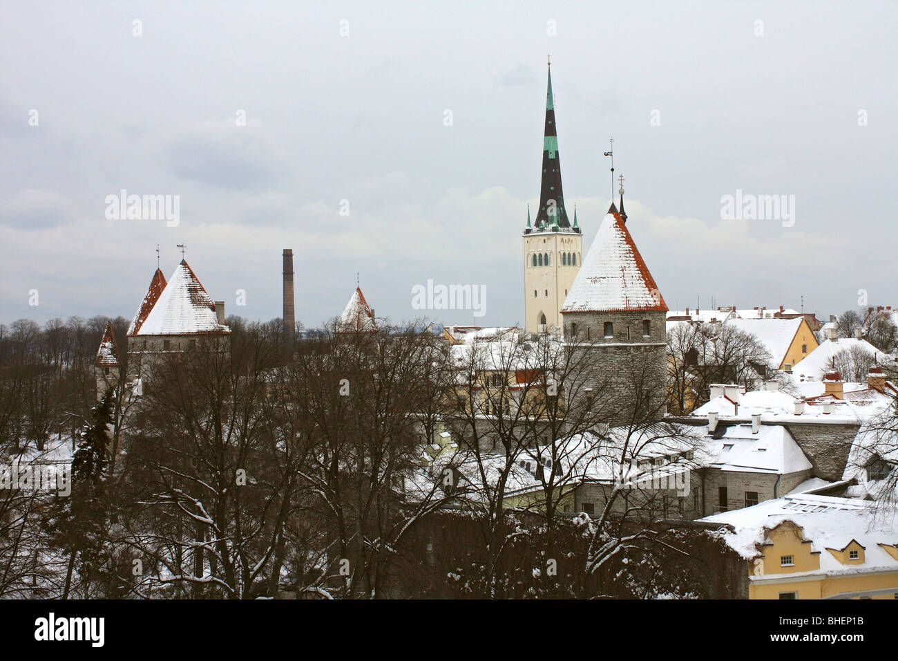 Couvert de neige des toits de la vieille ville, Tallinn, Estonie. Banque D'Images