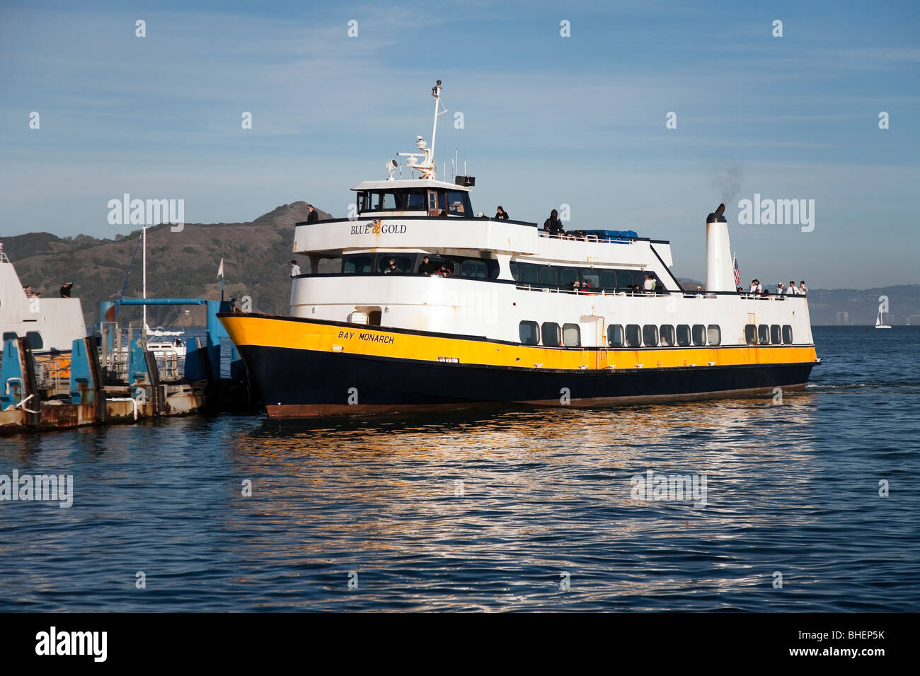 Bleu et or Ferry arrivant au quai à Sausalito, en Californie du nord de la baie de San Francisco, USA. Banque D'Images