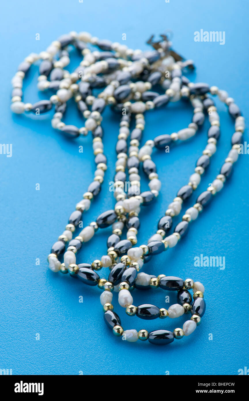 Objet sur blue - costume bijoux perles close up Banque D'Images
