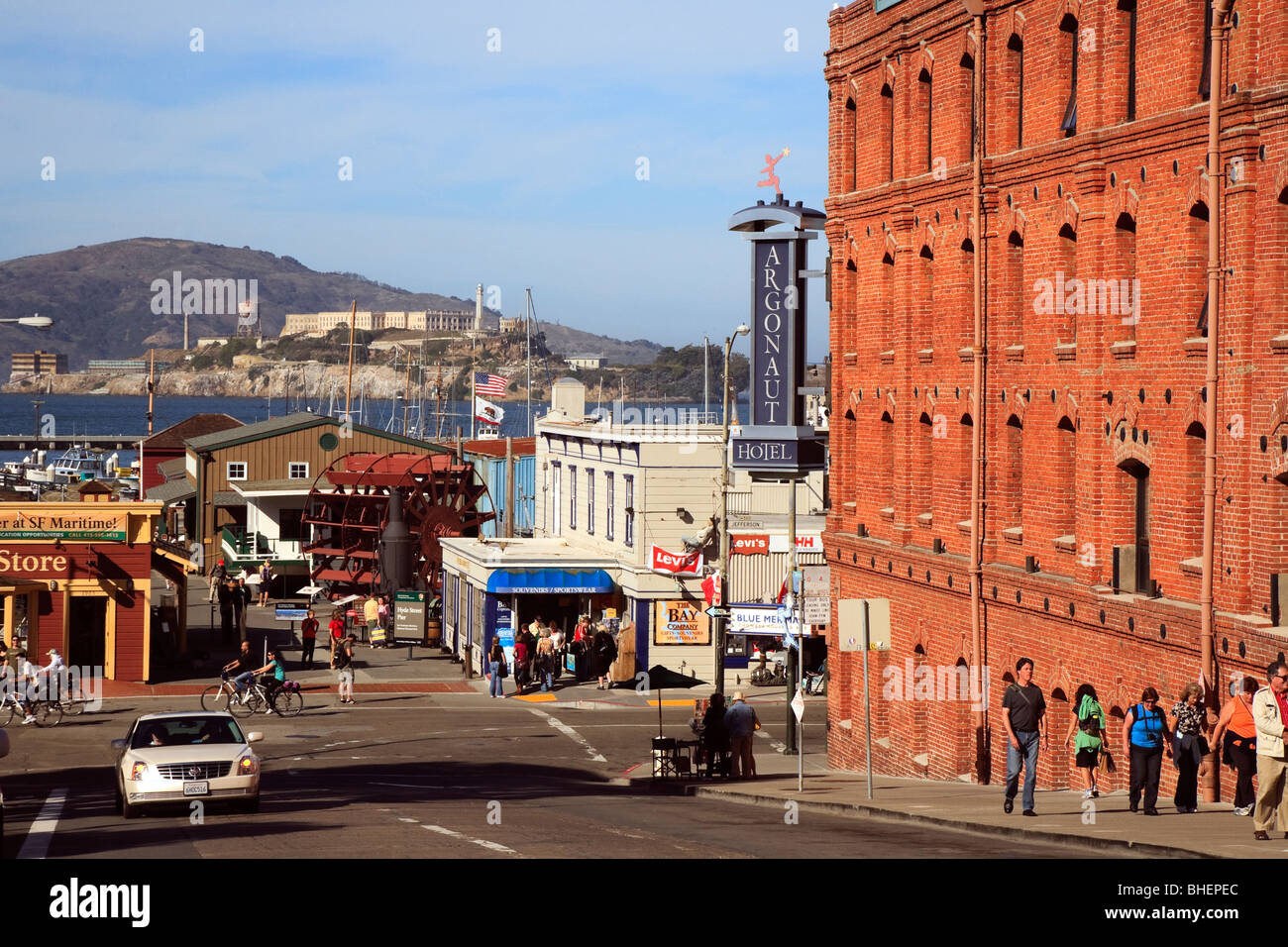 Vue de dessus Jefferson Street à Hyde avec Argonaut Hotel, Hyde Street Pier et derrière l'île d'Alcatraz, San Francisco USA Banque D'Images