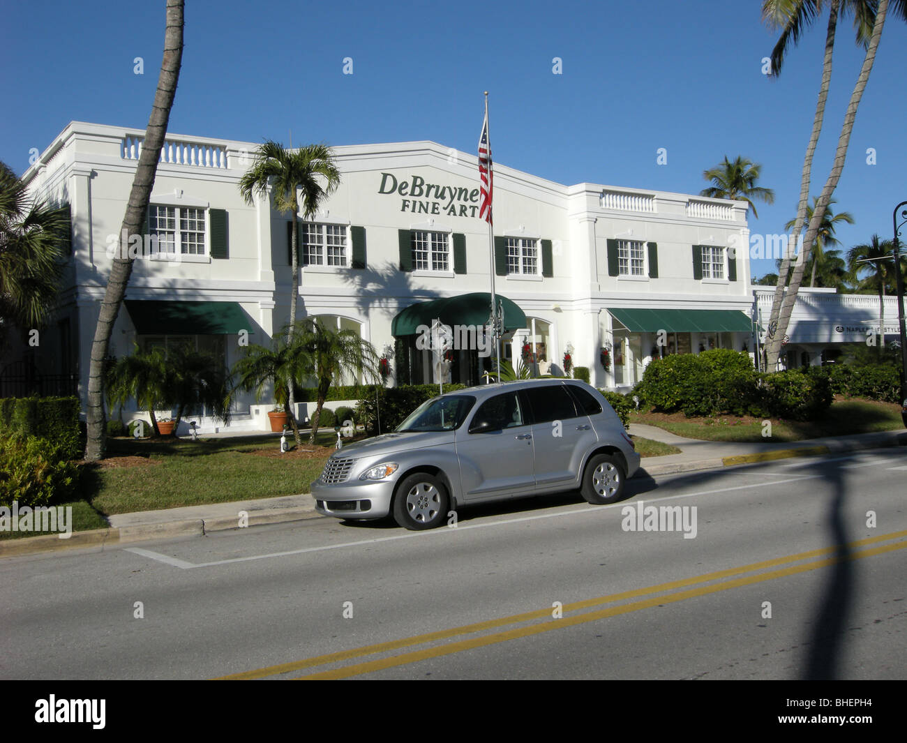 2009 Chrysler Cruiser en face de De Bruyne Fine Art Gallery dans le quartier historique de Naples Florida USA Banque D'Images