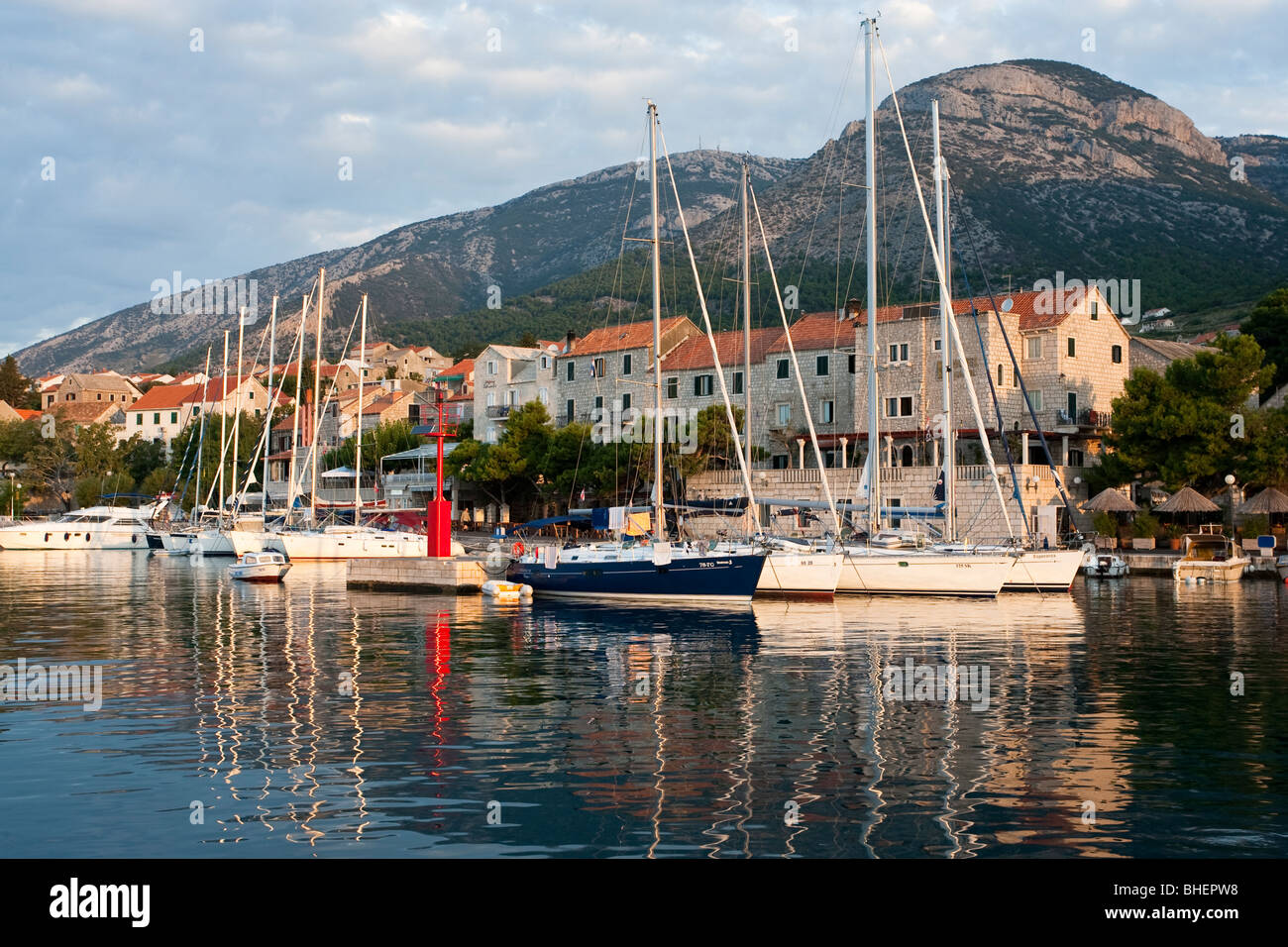 Yachts et bateaux amarrés dans le port sur la ville croate de Bol sur l'île de Brac Banque D'Images