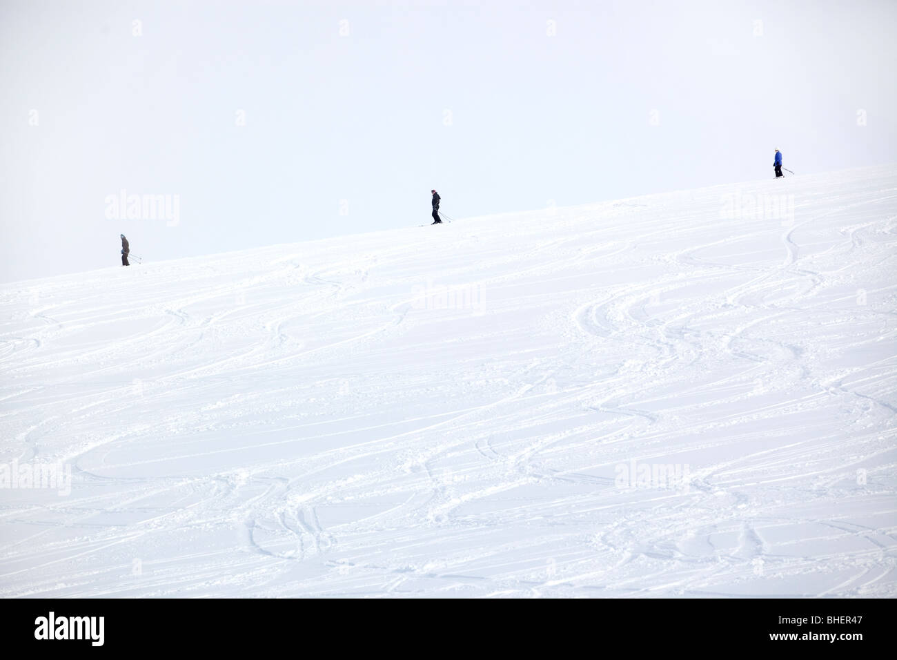 Les skieurs et surfeurs sur les pentes inférieures de Aviemore dans les Cairngorms, en Écosse. Banque D'Images