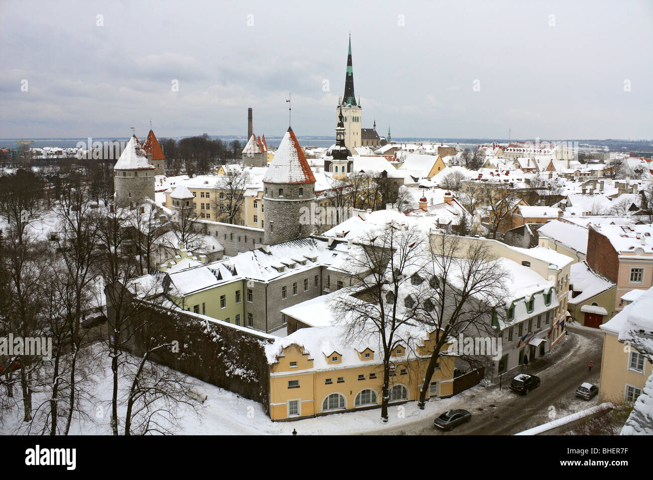 Couvert de neige des toits de la vieille ville, Tallinn, Estonie. Banque D'Images