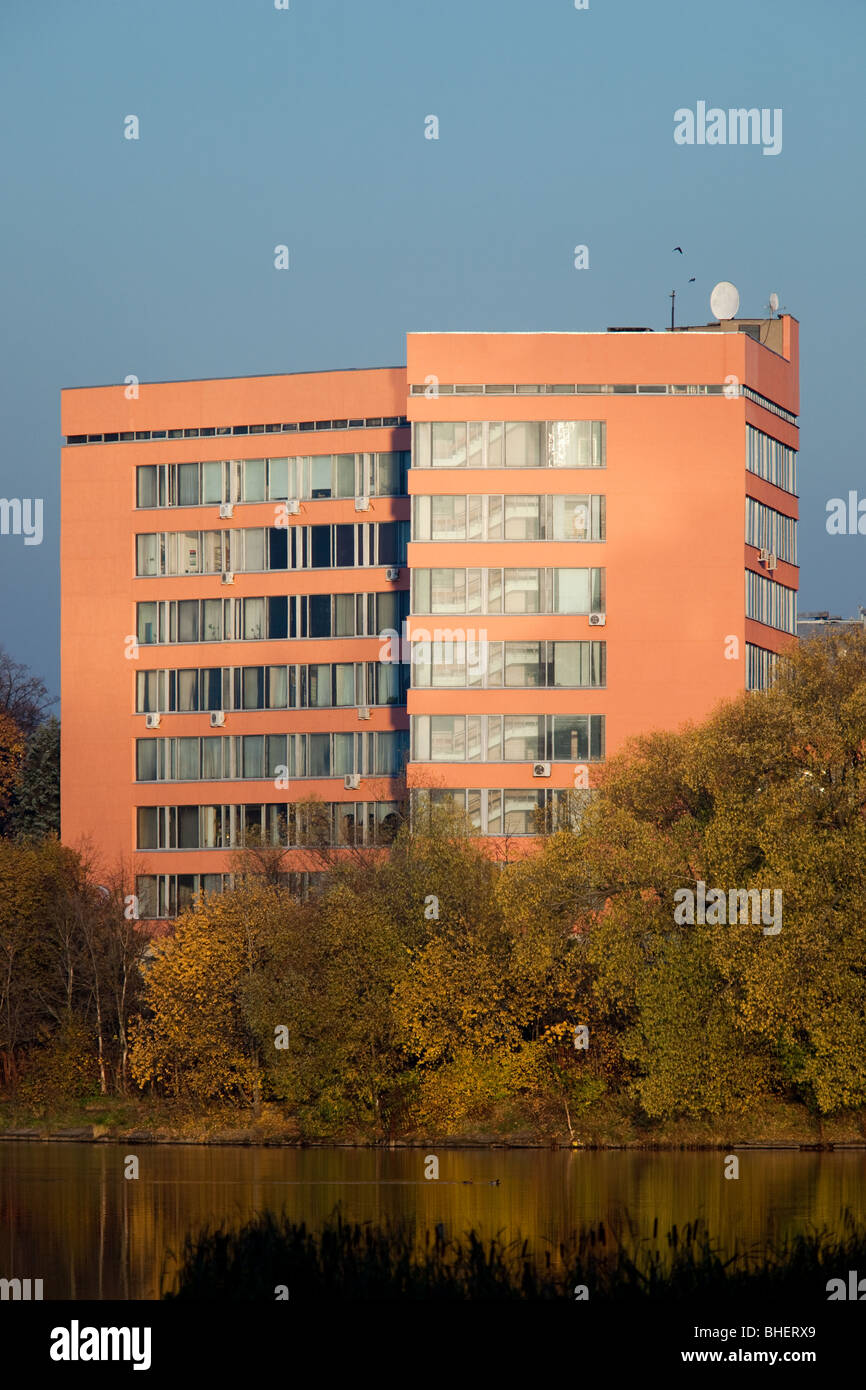 Bâtiment élevé dans les rayons orange baisse. La ville de Moscou Banque D'Images