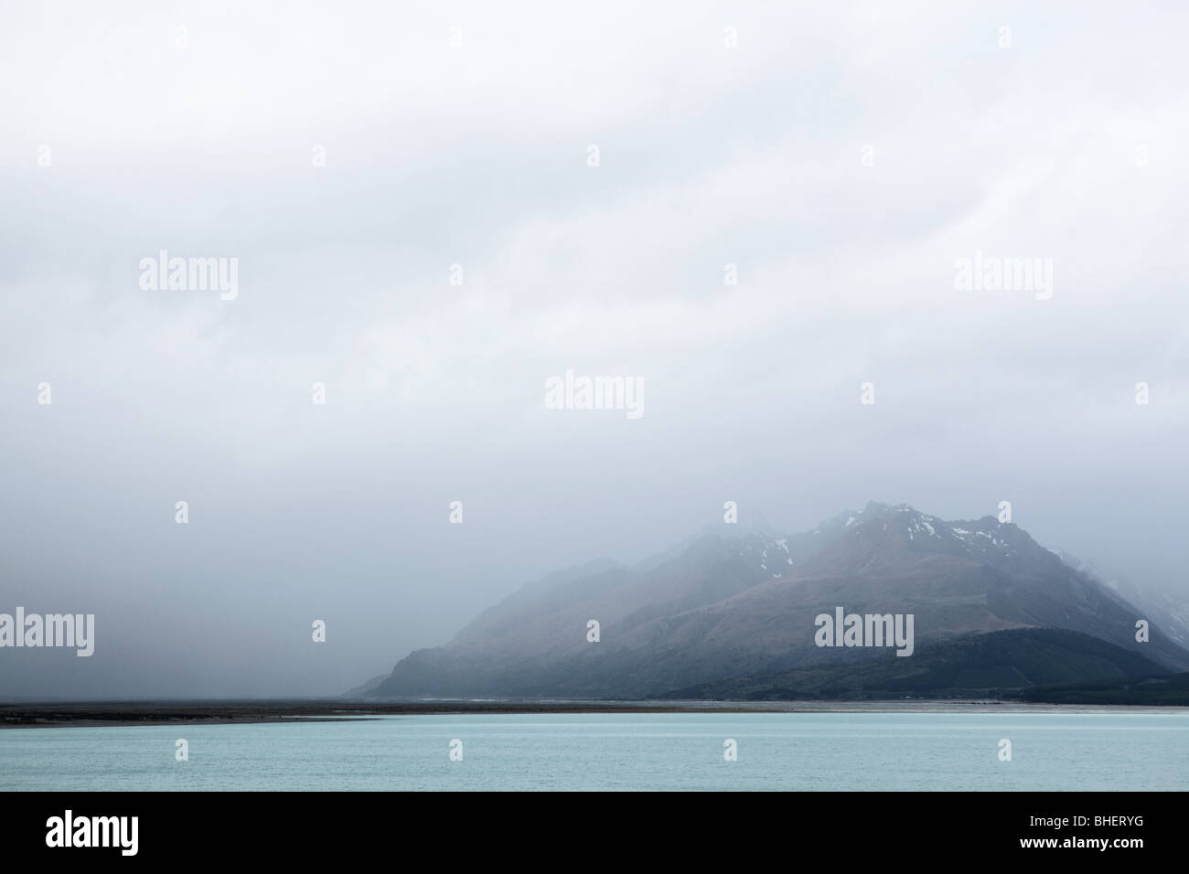 Vue spectaculaire du lac Pukaki dans l'île du sud de Nouvelle-zélande près de Aoraki Mount Cook National Park Banque D'Images