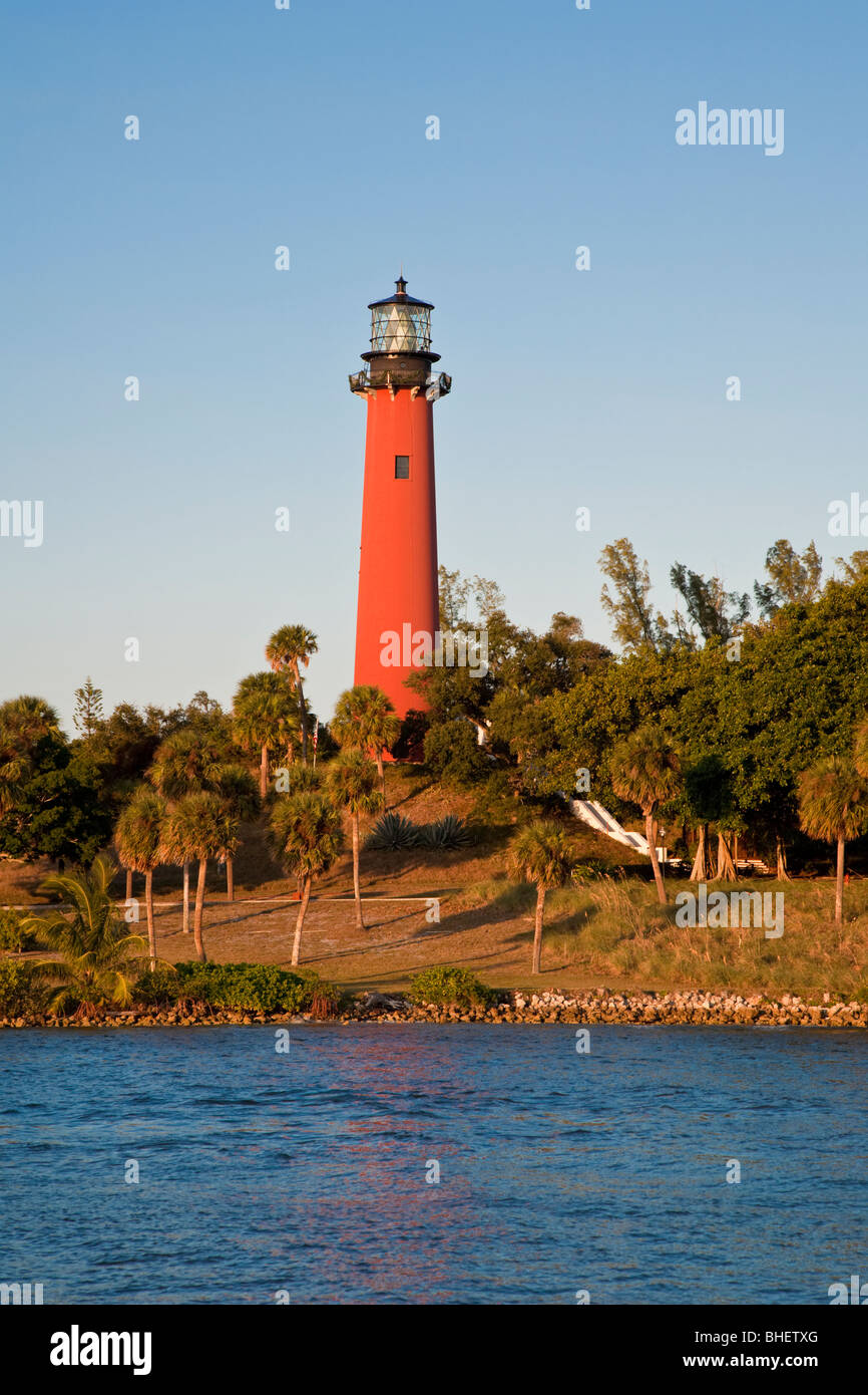 Jupiter, FLORIDE - Nov 2008 - phare rouge le long de Jupiter Inlet à Jupiter, en Floride peut être vu à partir de 25 milles en mer Banque D'Images