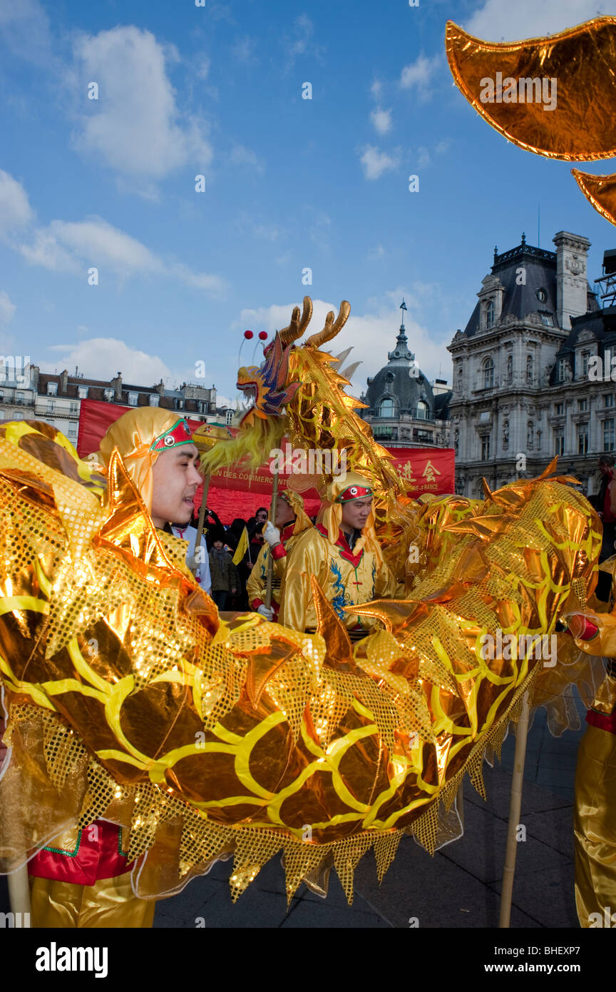 Paris, France, Asiatiques célébrant le nouvel an chinois, défilé annuel du Carnaval de la rue, danses « Dragons chinois » Banque D'Images
