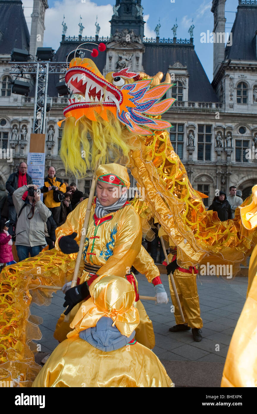Paris, France, foule de gens, regardant les Asiatiques célébrer le « nouvel an chinois » défilé annuel du carnaval de rue, danse des « Dragons chinois » Banque D'Images