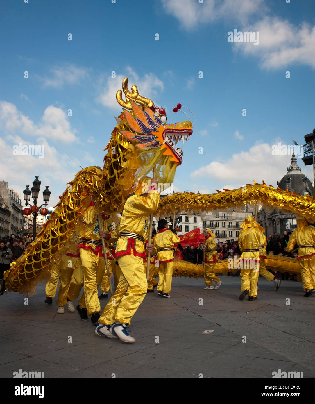 Paris, France, les Asiatiques célébrant le Nouvel an chinois, défilé de carnaval de rue, "La Danse des dragons chinois Banque D'Images