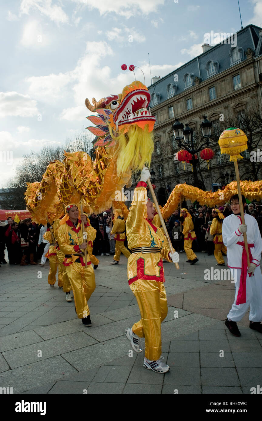 Paris, France, Asiatiques célébrant le nouvel an chinois, défilé annuel du Carnaval de la rue, danses « Dragons chinois » Banque D'Images
