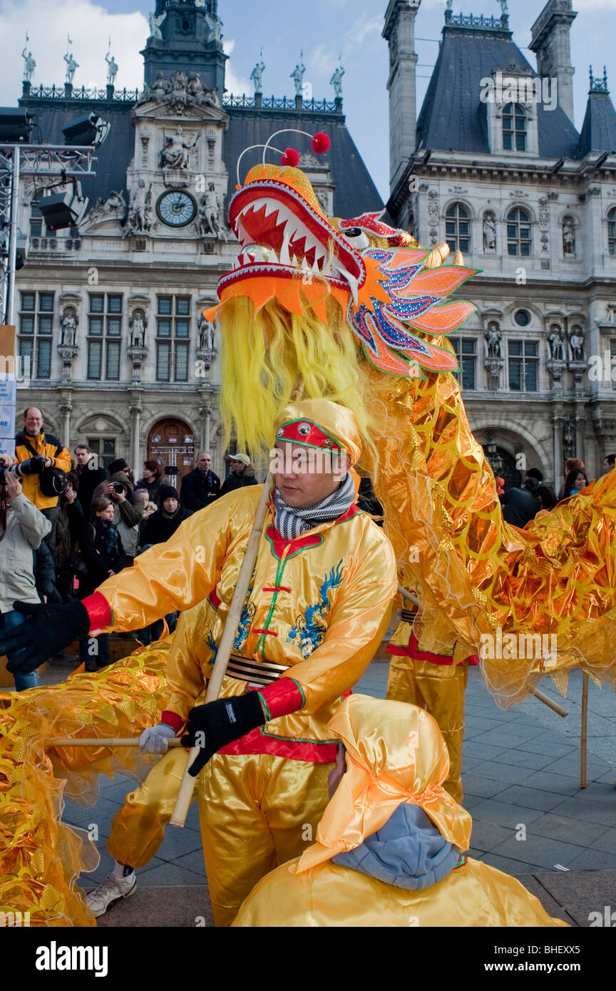 Paris, France, une foule nombreuse regarde les Asiatiques célébrer le « nouvel an chinois », la parade annuelle du carnaval de rue, la danse des « dragons chinois » Banque D'Images