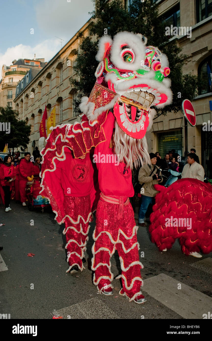 Paris, France, les Asiatiques la célébration de 'Nouvel an chinois' défilé de carnaval de rue, "La Danse des dragons chinois Banque D'Images