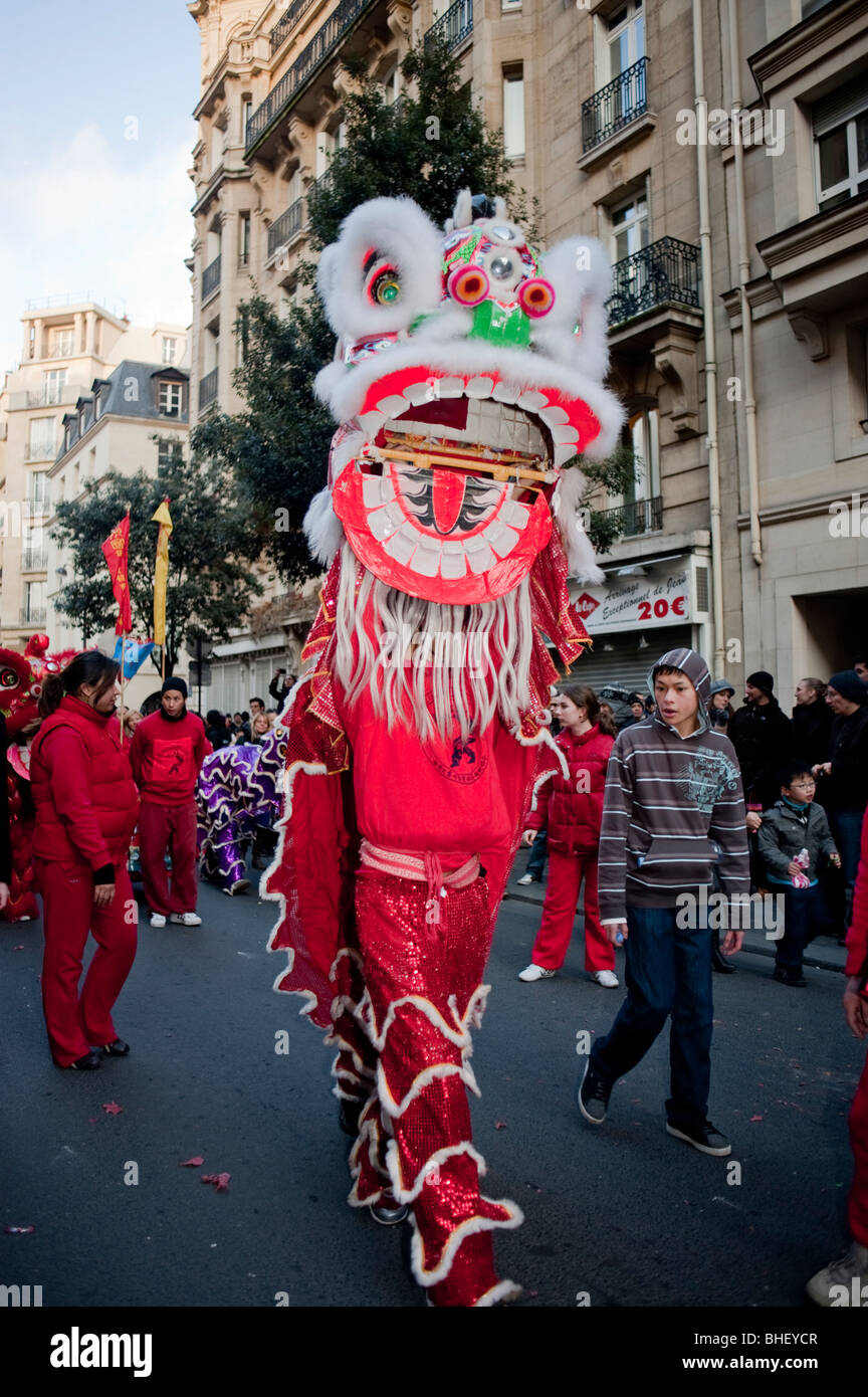 Paris, France, les Asiatiques célèbrent le nouvel an chinois, défilé annuel du carnaval de rue, adolescents « Dragon chinois » dansant à l'extérieur Banque D'Images
