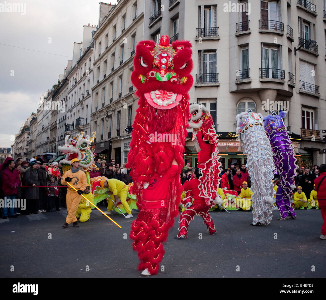 Paris, France, foule nombreuse regardant les Asiatiques célébrer le défilé annuel du carnaval de rue du nouvel an chinois, danse du Dragon chinois Banque D'Images