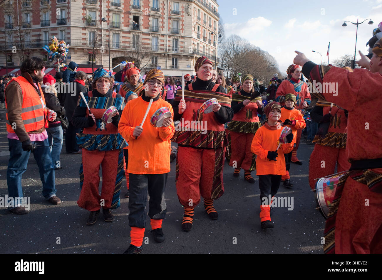 Paris, France, foule de Français, enfants, en Costume Marching Band dans 'Carnaval de Paris' Paris Carnaval, Festival de rue, Douanes et traditions France Banque D'Images