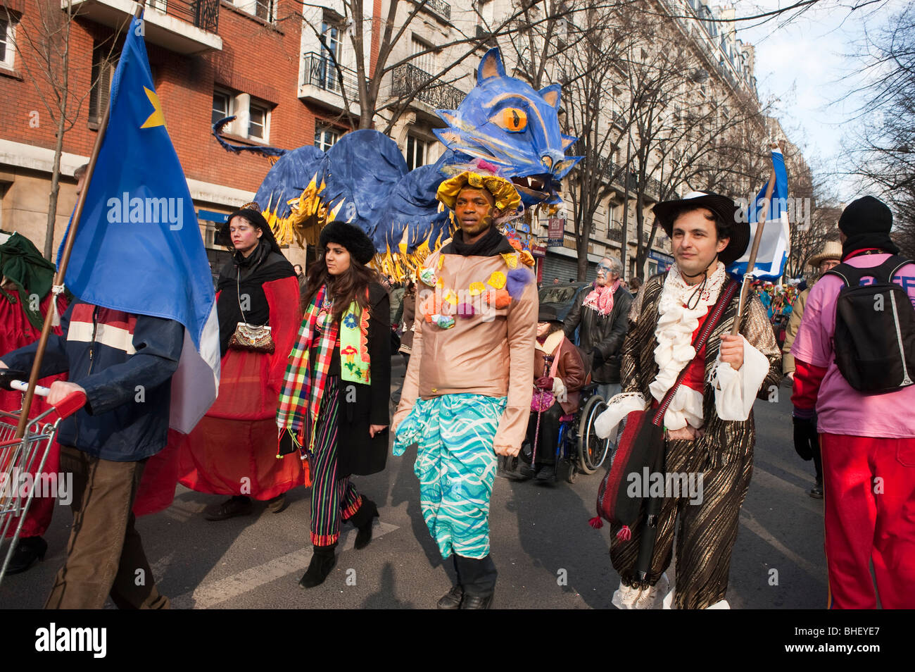 Paris, France, les gens de Costume marchent dans 'Carnaval de Paris' Paris Carnival Street Festival, vacances fun, groupe divers, Douanes et traditions France Banque D'Images