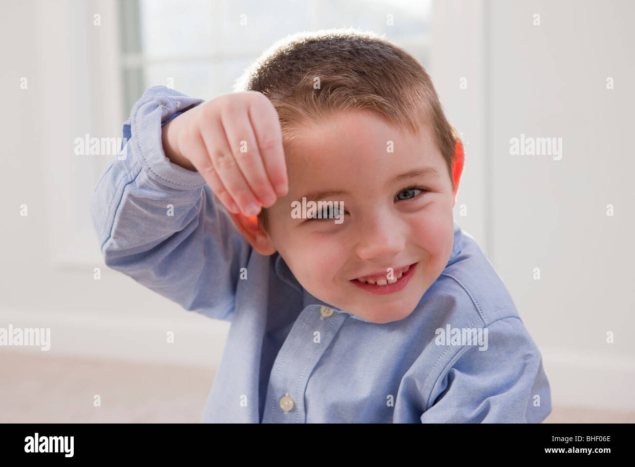 Le mot signature garçon "Apprendre" dans la langue des signes américaine Banque D'Images