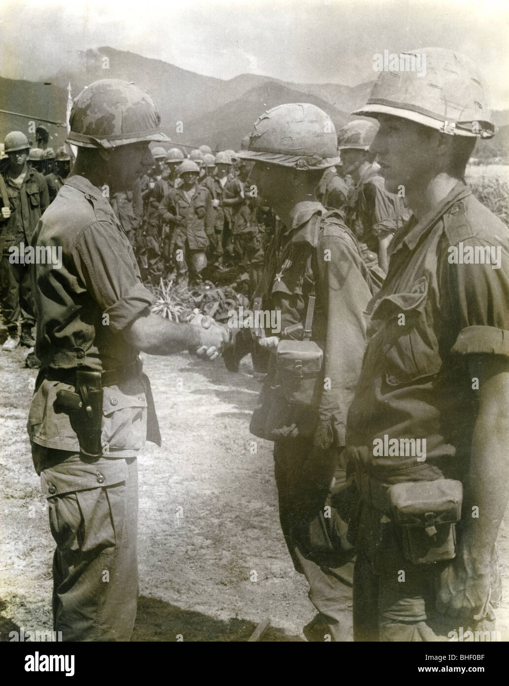 Prix du général une étoile d'argent à un cavalier lors de la cérémonie. Guerre du Vietnam 1er juillet 1966 Cavalerie à Novembre Banque D'Images