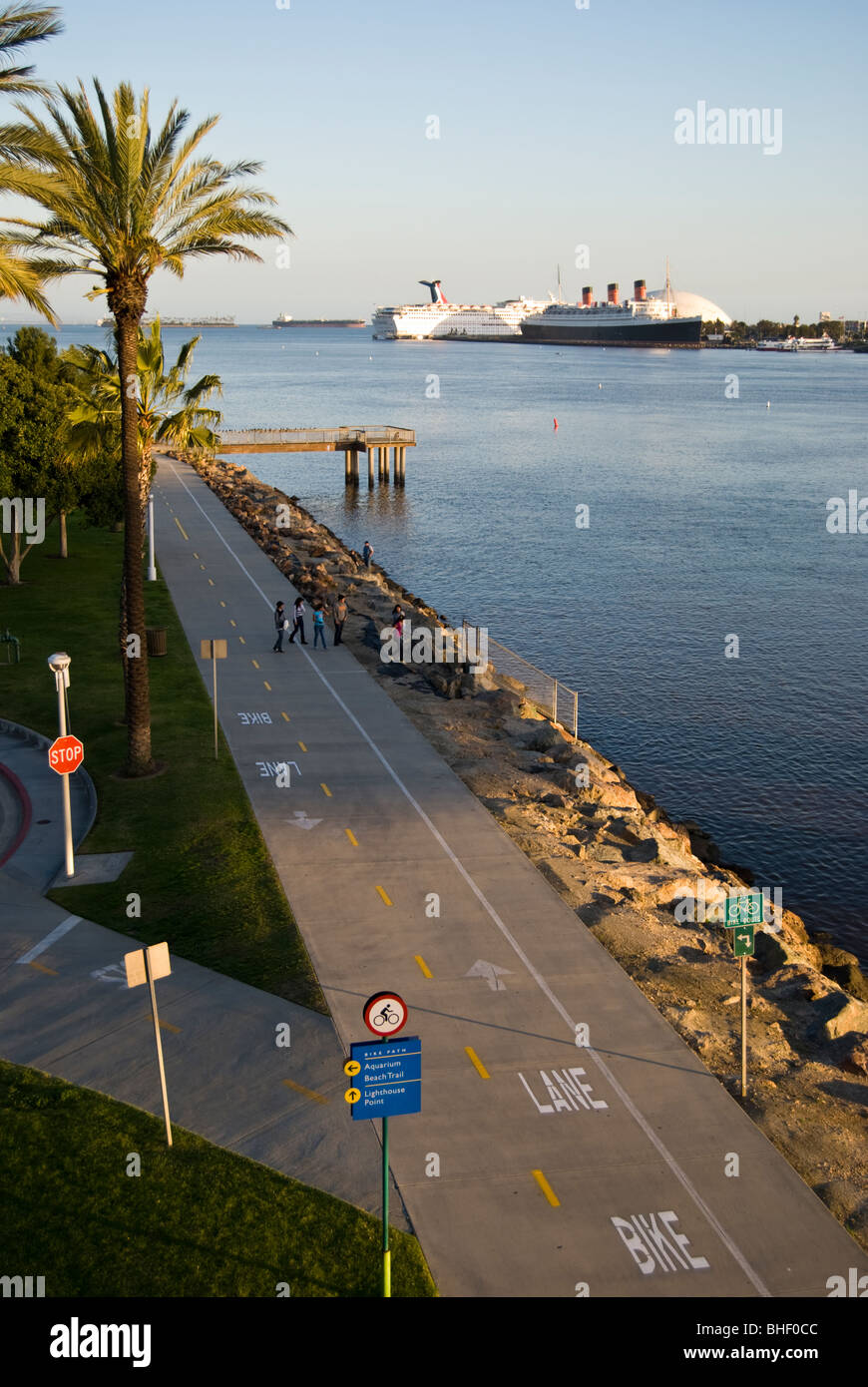 Un groupe de jeunes profitant de la promenade près de Shoreline Village de Long Beach, en Californie. Banque D'Images