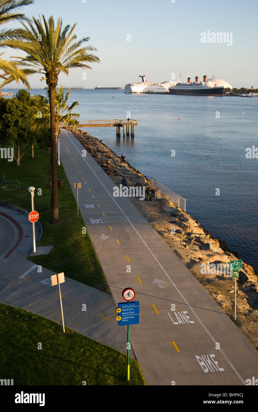 La promenade du rivage près de village de Long Beach, en Californie. Banque D'Images
