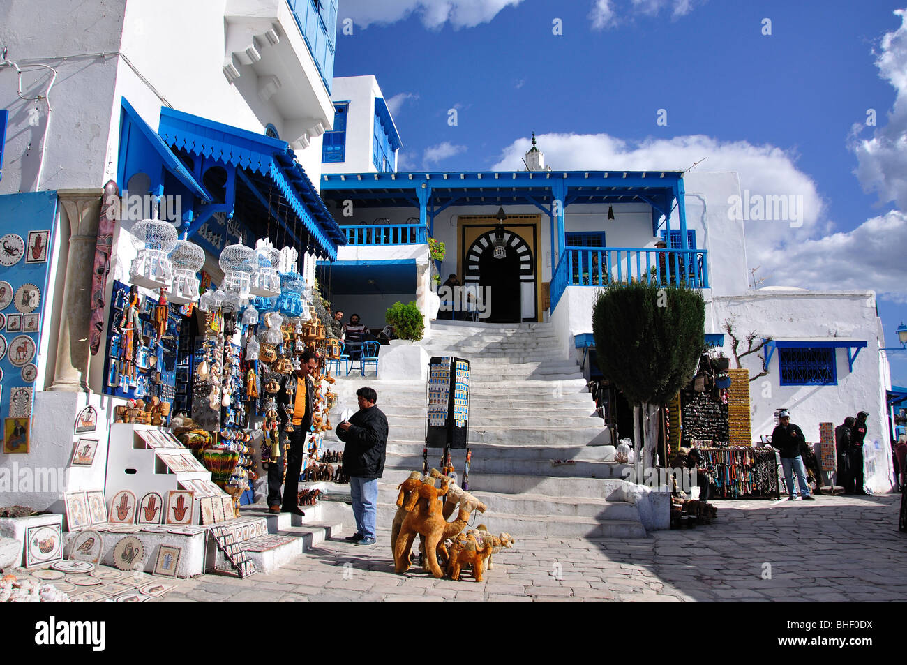 Rue principale avec boutique de souvenirs, Sidi Bou Said, Tunis, Tunisie Gouvernorat Banque D'Images